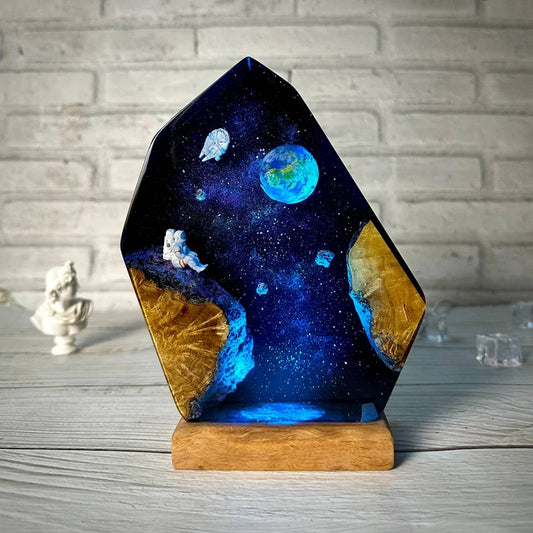 Space Station Organism Resin Table Light Creactive Art Decoration Lamp Earth Astronauts Theme 7 Colors Night Light USB Charge