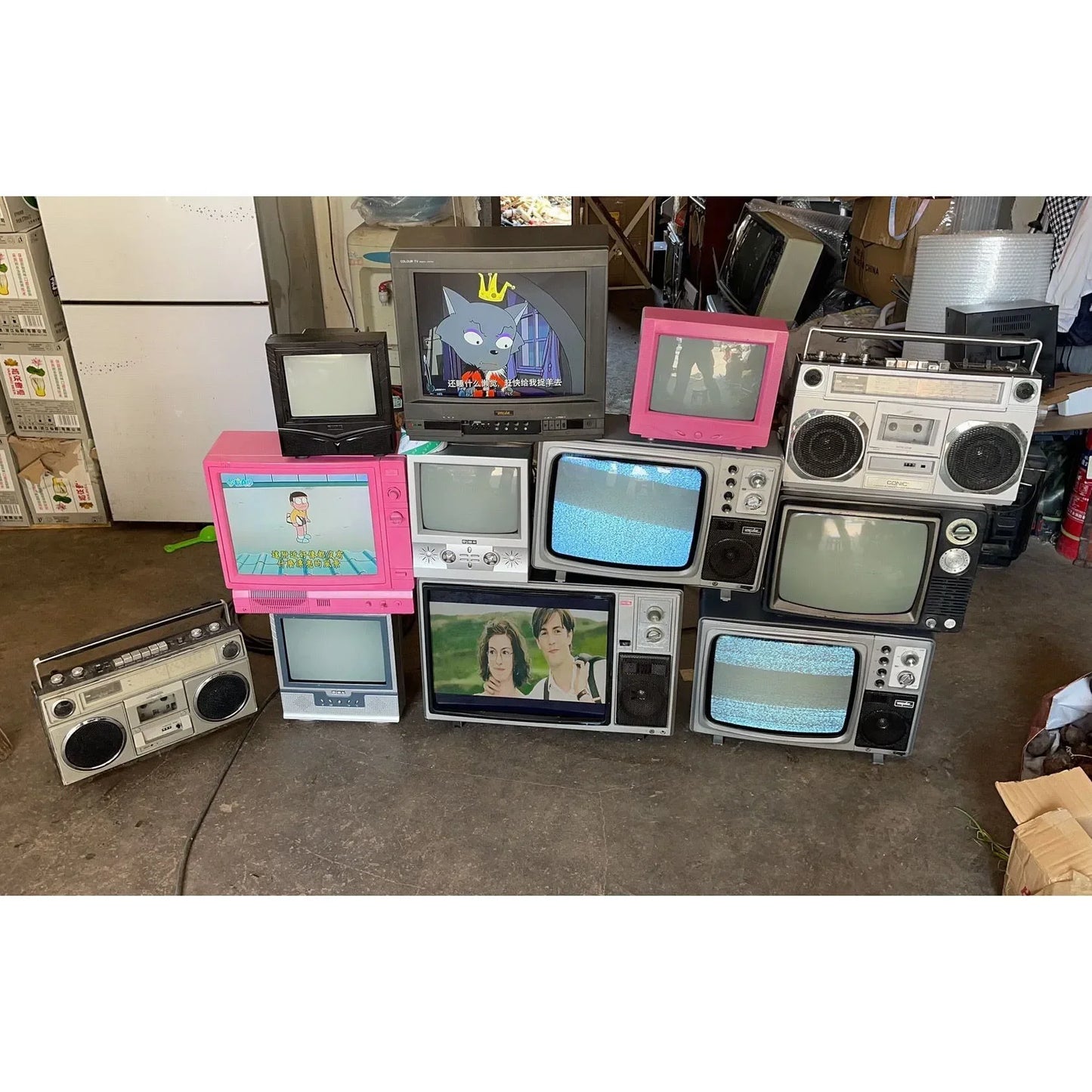 The old-fashioned black-and-white TV was changed to an LCD screen to play the exhibition scene, and the camera was connected